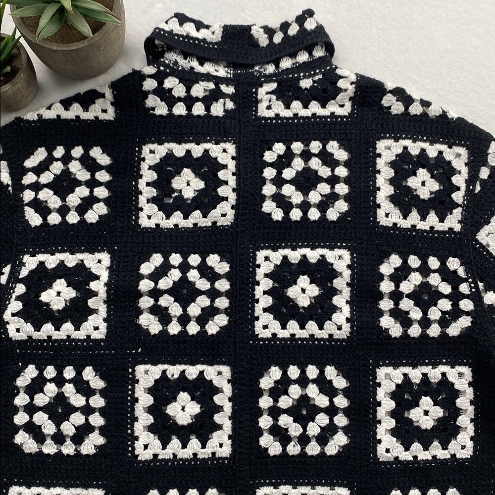 Abercrombie & Fitch Boho Crochet Knit Short Sleeve Button Up Shirt (Black/White) - Picture 6 of 16